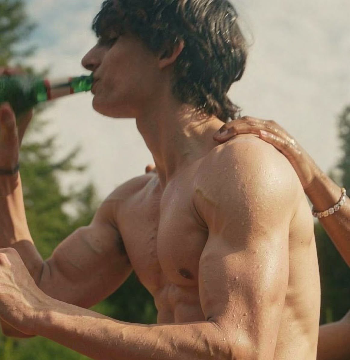DearBro411's tweet photo. Finn Wolfhard performing shirtless with attractive abs https://t.co/nbMSttX9NH