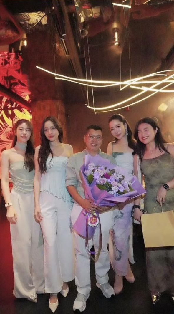 rakoombam's tweet photo. I know they have a theme for the party, but they clearly still look like they’re wearing matching outfits 🥹

#อุ้มแบม #OomBam https://t.co/xZoTPgV4HR