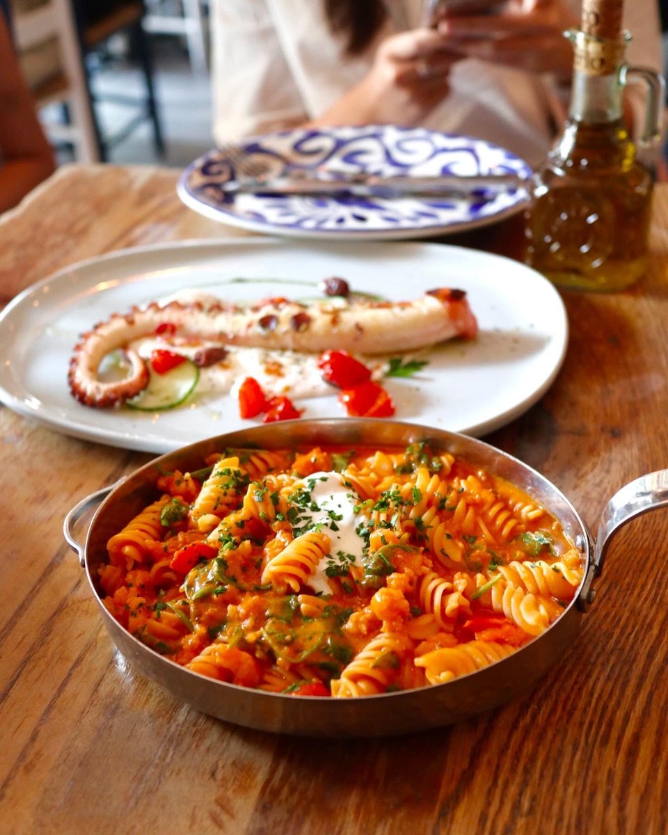 leagamus's tweet photo. Lunch game-changer: homemade tomato pasta tossed with fresh basil and a side of crispy garlic bread  Who else loves quick, flavorful weekday meals， https://t.co/BggSDKOgSq