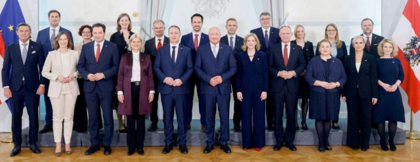 mikegravis's tweet photo. Der Begriff Kakistokratie bezeichnet eine Regierungs- oder Herrschaftsform, in der die schlechtesten, unfähigsten oder korruptesten Personen die Macht ausüben. Er leitet sich vom griechischen „kakistos“ (der Schlechteste) und „kratos“ (Herrschaft) ab. https://t.co/zvg0X4awGP