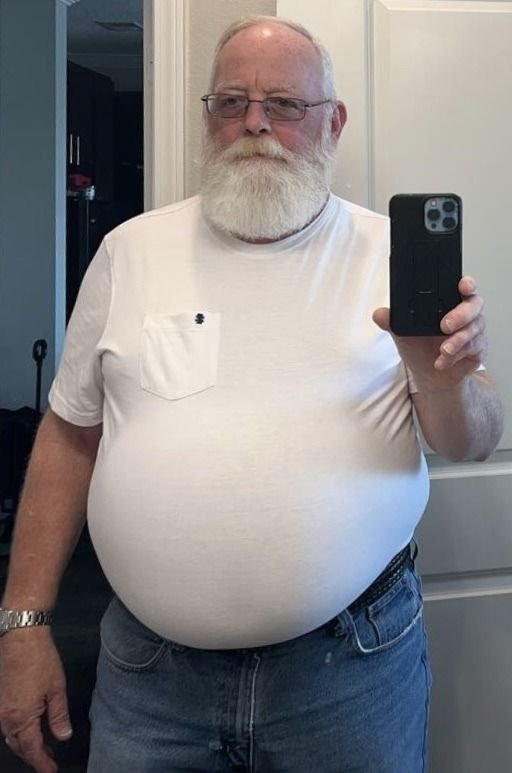 BmbovDjtrjr96r's tweet photo. can you date a fat old man like me https://t.co/wo7SlYRGIH