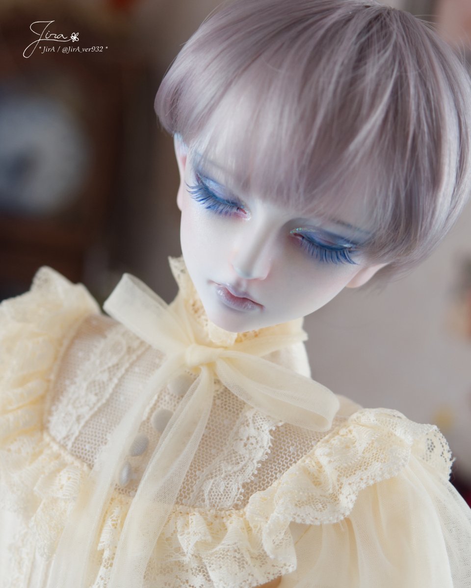 JirA_ver932's tweet photo. 白×青の付け睫毛&amp;ウィッグは銀髪系メインということが決まっていたため、その個性が活きるように色選択と配分を細かく調整しました。
チーク位置や陰影のつけ方で、少年らしさに加え、少しの大人ぽさも感じられるようなスッキリした顔立ちに。

#littlemonica https://t.co/O77moCN3ai