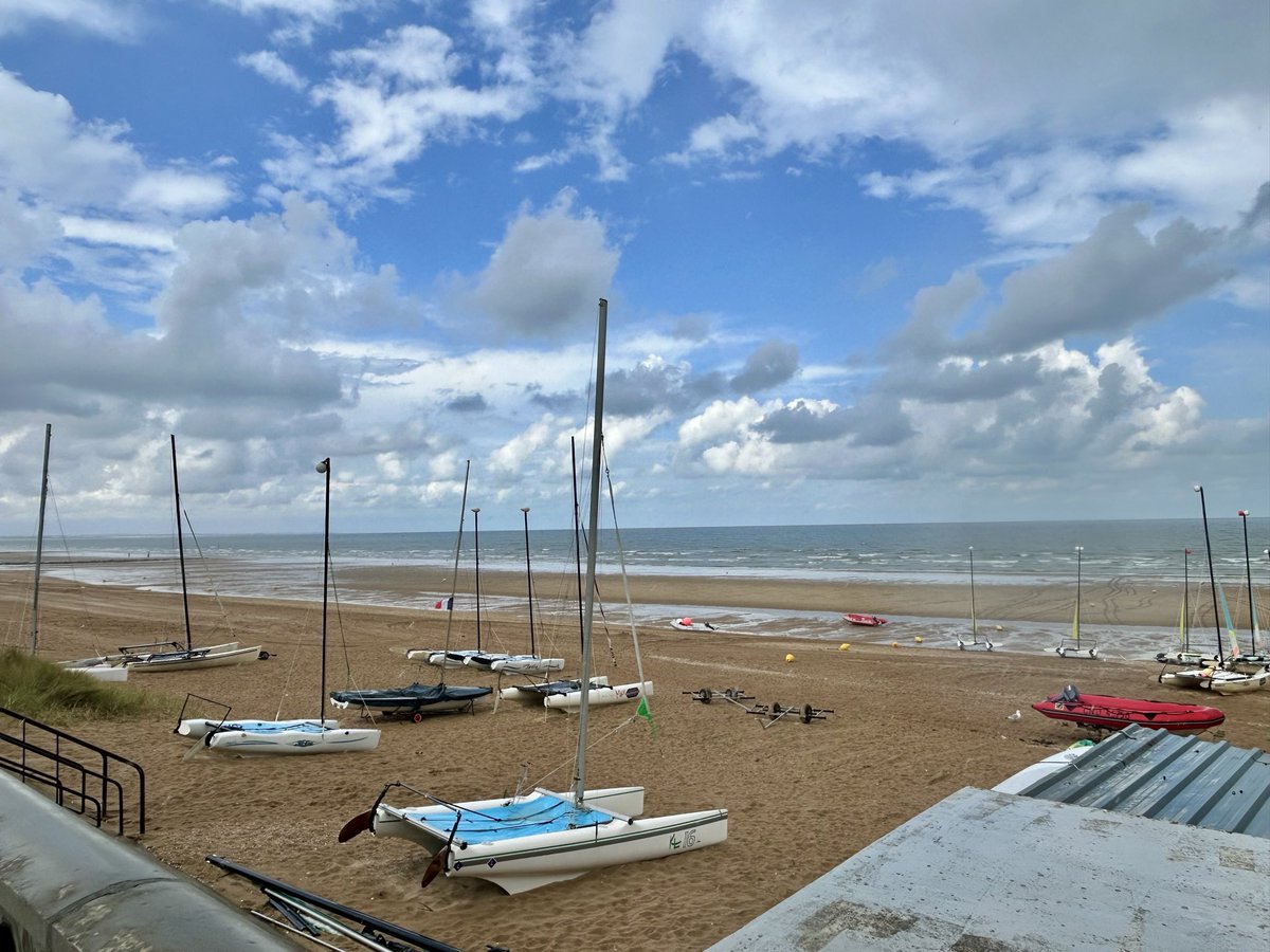 ReveilNoir's tweet photo. Cabourg, l’ Oceano 💙🕊️ https://t.co/d233jYkDgg