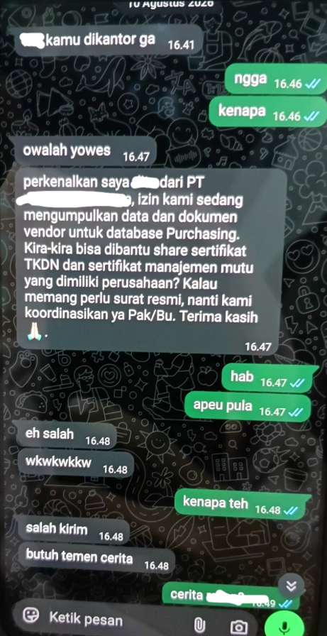 txtharihariWNI's tweet photo. Guys, aku mau minta pendapat 😭 Aku baca chat calon suamiku sama teman cewek kantornya. Awalnya dia cerita, “Tth itu ajak aku maksi tapi aku gak mau,” dan aku juga gak terlalu ambil pusing.

Tapi pas aku buka HP-nya, kok aku jadi gak suka sama ceweknya ya 😭 Dia kayak sering cari alasan buat chat calon suamiku, bahkan sampai bahas masalah pribadi. Padahal dia juga punya calon suami, dan posisinya sama-sama mau nikah.

Ini aku yang overthinking atau gimana yaa? 😭😭