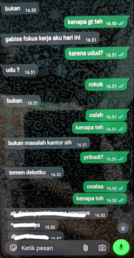 txtharihariWNI's tweet photo. Guys, aku mau minta pendapat 😭 Aku baca chat calon suamiku sama teman cewek kantornya. Awalnya dia cerita, “Tth itu ajak aku maksi tapi aku gak mau,” dan aku juga gak terlalu ambil pusing.

Tapi pas aku buka HP-nya, kok aku jadi gak suka sama ceweknya ya 😭 Dia kayak sering cari alasan buat chat calon suamiku, bahkan sampai bahas masalah pribadi. Padahal dia juga punya calon suami, dan posisinya sama-sama mau nikah.

Ini aku yang overthinking atau gimana yaa? 😭😭