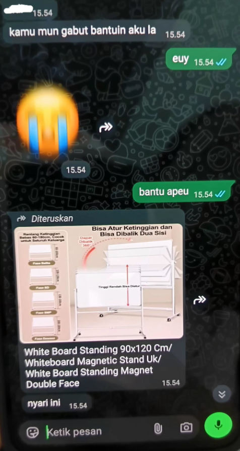 txtharihariWNI's tweet photo. Guys, aku mau minta pendapat 😭 Aku baca chat calon suamiku sama teman cewek kantornya. Awalnya dia cerita, “Tth itu ajak aku maksi tapi aku gak mau,” dan aku juga gak terlalu ambil pusing.

Tapi pas aku buka HP-nya, kok aku jadi gak suka sama ceweknya ya 😭 Dia kayak sering cari alasan buat chat calon suamiku, bahkan sampai bahas masalah pribadi. Padahal dia juga punya calon suami, dan posisinya sama-sama mau nikah.

Ini aku yang overthinking atau gimana yaa? 😭😭