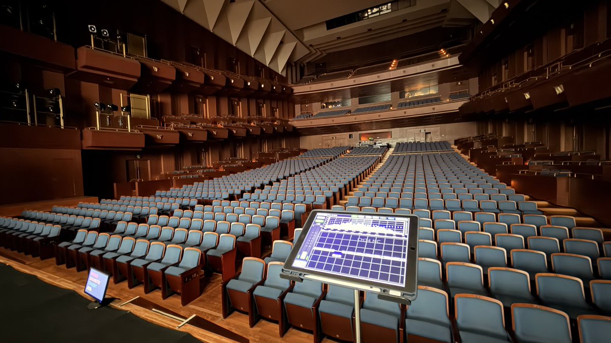 YasKudo's tweet photo. 今日は約1ヶ月半ぶりのコンサート…でしたが…衣装の黒シャツを忘れるという大失態！汗
気づいたのは本番30分前。
いつも下に着ている黒タンクトップで何とかOKを頂きましたが、
終演後にご本人から「涼しかったでしょ？(笑)」とフォロー頂き有難いやら申し訳ないやら…。
金沢ではちゃんとします！汗 https://t.co/wEHy4suSA1