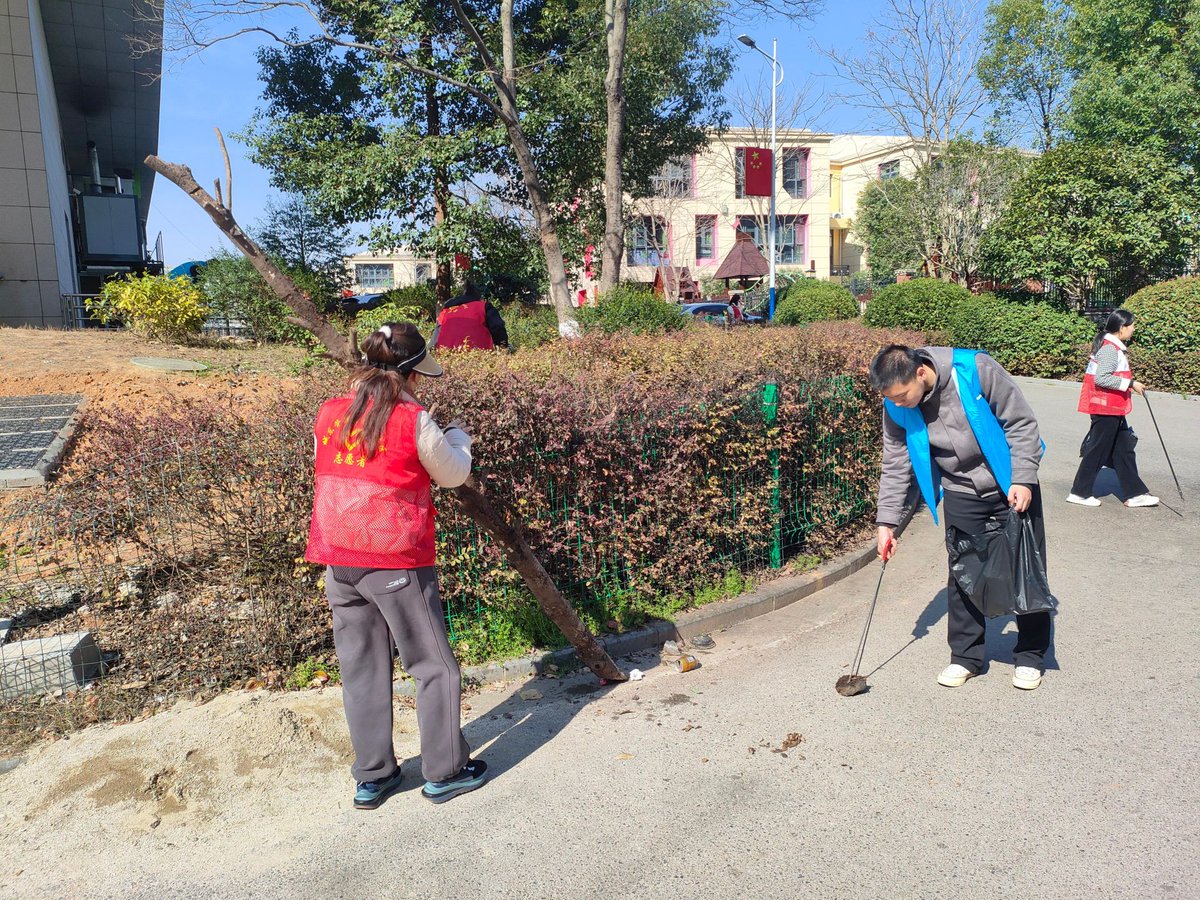 Mm36996997's tweet photo. Join our neighborhood park cleanup this Sat (9am-12pm)! Bring gloves u0026 water—snacks provided. Meet at main entrance. Let’s make our community shine together! https://t.co/RhLKt2D4FN