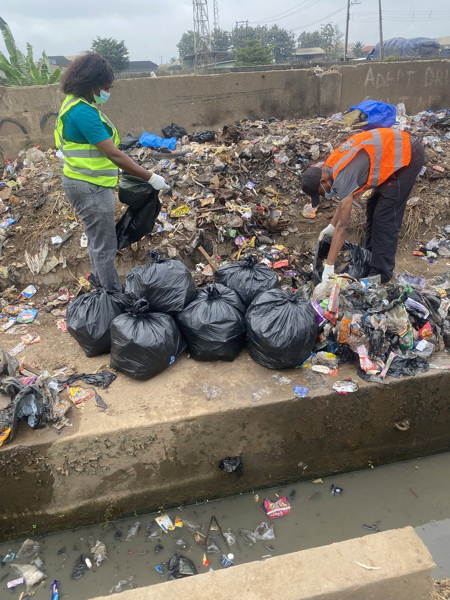 JustAmof's tweet photo. Itβs really not easy but Volunteers are putting in the work as we speak
#OtaMegaCleanup #5SaturdaysOfRestoration #CleanOta #SamCleans #VenusRecycling #CleanNigeria #KeepOtaClean #OgunState https://t.co/AQZWw80jWY
