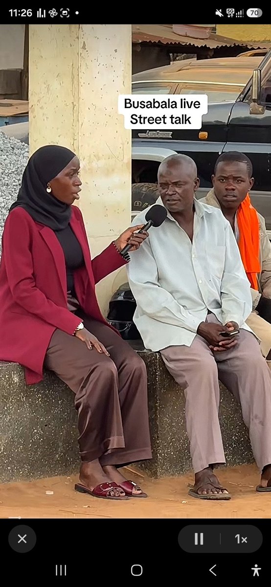 DrSerunjogiEmma's tweet photo. Seen this old man being interviewed about his land he bought 3.6m ugx years back and now they want to buy it 600m ugx but he is keeping it for his children.

If he sales this land, puts 600m in a 20yr bond, he would be getting around 7m monthly for the next 20yrs. No need to work but he will be able to afford healthcare, his children would live a decent life.

Of course it would come as 40m+ every 6 months but imagine making all that money in your 70s living in Uganda.

@KakandeAlex you need to help this man realize that he can live like a government employee without working.
