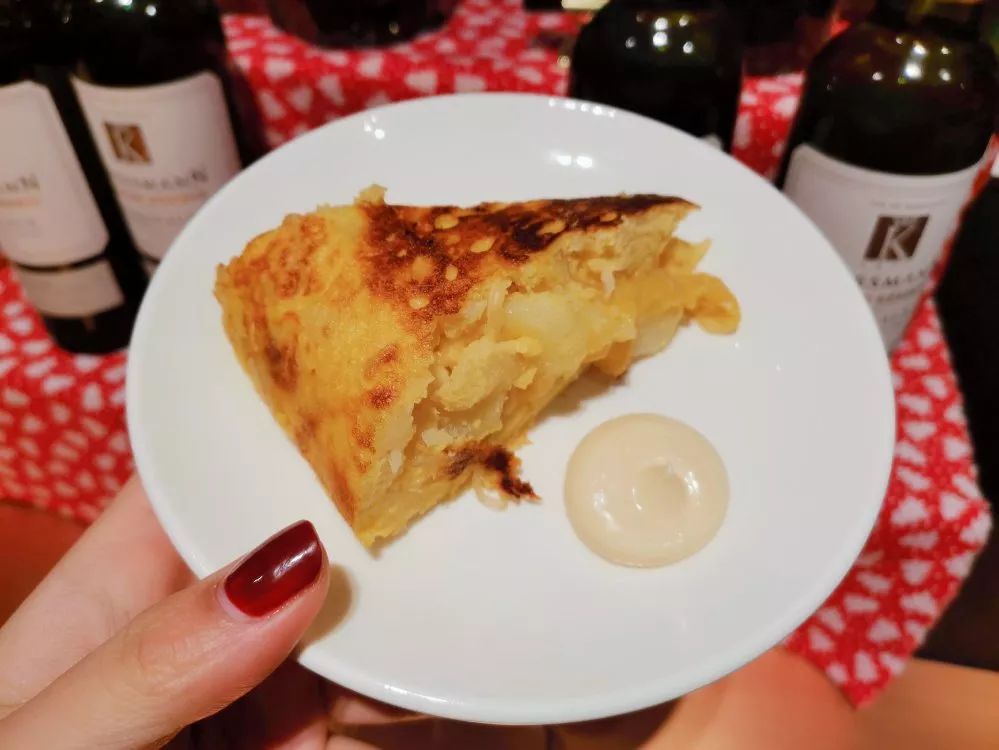RyleePrinccs's tweet photo. Hoy hice una tortilla de patatas casera crujiente por fuera y jugosa por dentro, sin nada más que papas, huevos y un toque de sal! https://t.co/GXLVNe0ILP