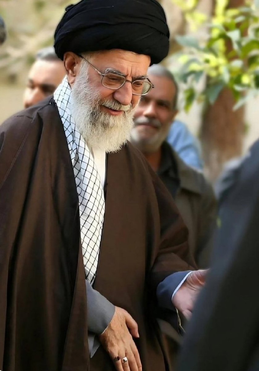MhmdhsnZar57167's tweet photo. مثل امام شهید یعنی:
پای در رکابِ آرمان، با دلی بی‌هراس از راه... #مثل_امام_شهید https://t.co/FUUkZB4IwO