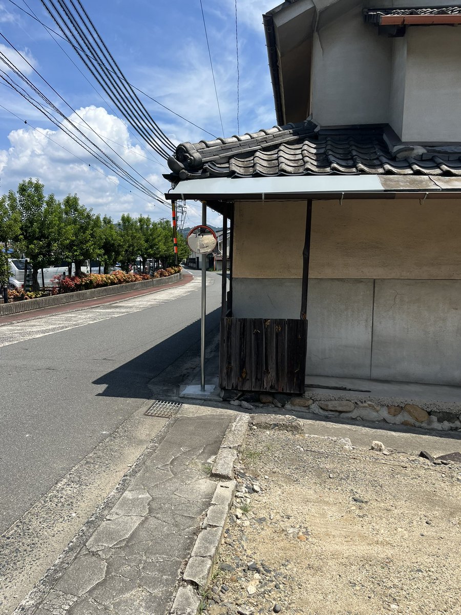 Muscle04412215's tweet photo. 猫の額駐車場に敵？の資本でカーブミラーついてた！ありがとうございます😭 https://t.co/Ci8e8FBj02