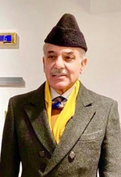 hTanveerAwan's tweet photo. حکومتی نااہلی کا ایک اور معاملہ سامنے آگیا 

پہلے حکومت نے سستی قیمت پر ملکی چینی باہر بھیجی، چند ماہ بعد نسبتاً مہنگی چینی ڈالر خرچ کرکے منگوائی، اسے قابلِ برداشت بنانے کے لیے ٹیکس چھوٹ دی، اس دوران لوگ مہنگی چینی خریدتے رہے، اور اب وہی درآمد شدہ بچی ہوئی چینی دوبارہ بیرونِ ملک فروخت کی جارہی ہے۔

پورا معاملہ کچھ یوں ہے کہ حکومت نے پہلے ملک سے تقریباً 7 لاکھ 65 ہزار ٹن چینی برآمد کرنے کی اجازت دی۔ اس وقت پاکستان کو اوسطاً تقریباً 537 ڈالر فی ٹن قیمت ملی۔ بعد میں ملک میں چینی کی قلت اور قیمتوں میں اضافہ ہوا تو حکومت کو بیرونِ ملک سے چینی منگوانا پڑی۔ درآمد ہونے والی چینی کی اوسط قیمت تقریباً 566 ڈالر فی ٹن رہی۔

یعنی سادہ الفاظ میں ہم نے چینی تقریباً 537 ڈالر میں بیچی اور کچھ ہی عرصے بعد تقریباً 566 ڈالر میں خریدی۔

اس درآمد کو سستا رکھنے کیلئے حکومت نے چینی پر کئی ٹیکس اور ڈیوٹیاں بھی کم یا ختم کیں۔ اس کے باوجود عام آدمی کو کوئی خاص فائدہ نہیں پہنچا۔ چینی جو ایک وقت میں تقریباً 130 روپے فی کلو تھی، مختلف اوقات میں 200 سے 220 روپے فی کلو تک فروخت ہوئی۔

اب صورتحال یہ ہے کہ حکومت کے پاس درآمد کی گئی چینی میں سے ایک لاکھ 8 ہزار ٹن چینی اضافی پڑی ہے اور حکومت اسے دوبارہ بیرونِ ملک فروخت کرنا چاہتی ہے۔

موجودہ عالمی قیمتوں کو دیکھا جائے تو اس چینی سے تقریباً 16 ارب روپے حاصل ہوسکتے ہیں، لیکن اسی مقدار کی چینی درآمد کرنے کی لاگت اس سے زیادہ تھی۔ ابتدائی حساب کے مطابق صرف خرید اور فروخت کی قیمت کے فرق میں بھی کروڑوں روپے کا نقصان ہوسکتا ہے، جبکہ گودام، ٹرانسپورٹ، بینک فنانسنگ اور دیگر اخراجات الگ ہیں۔ حتمی نقصان اس وقت معلوم ہوگا جب برآمدی ٹینڈر کی اصل قیمت سامنے آئے گی۔

اصل سوال مگر صرف یہ نہیں کہ حکومت کو اس ایک لاکھ 8 ہزار ٹن پر کتنا نقصان ہوگا۔

اصل سوال یہ ہے کہ اگر ملک میں واقعی اتنی چینی موجود تھی تو پہلے برآمد کیوں کی گئی؟ اگر قلت کا خدشہ تھا تو وقت پر فیصلہ کیوں نہیں ہوا؟ اور اگر درآمد ضروری تھی تو اتنی زیادہ چینی کیوں منگوائی گئی کہ اب اسے دوبارہ بیرونِ ملک بیچنا پڑ رہا ہے؟

سب سے بڑا نقصان عام پاکستانی کا ہوا۔

چینی برآمد ہوئی تو مقامی قیمت بڑھی۔ پھر چینی درآمد کرنے کیلئے ملک کے ڈالر خرچ ہوئے۔ درآمد پر حکومت نے ٹیکس میں رعایت دی۔ اور اس پورے عرصے میں عوام مہنگی چینی خریدتے رہے۔

اب وہی اضافی درآمد شدہ چینی دوبارہ ایکسپورٹ کی جارہی ہے۔

یعنی پوری کہانی چند الفاظ میں یوں ہے

چینی باہر بھیجی گئی، ملک میں مہنگی ہوئی، پھر زیادہ قیمت پر باہر سے منگوائی گئی، عوام نے مہنگی چینی خریدی، اور اب بچی ہوئی درآمدی چینی دوبارہ باہر بھیجی جارہی ہے۔

حکومت کہتی ہے کہ اس وقت ملک میں وافر اسٹاک موجود ہے، اس لیے موجودہ برآمد سے قیمت نہیں بڑھے گی۔ ممکن ہے موجودہ اسٹاک واقعی کافی ہو، لیکن عوام کا اصل سوال پھر بھی اپنی جگہ موجود ہے

اس پورے چکر کی قیمت آخر کس نے ادا کی؟

جواب بڑی حد تک یہی ہے: پاکستانی عوام نے۔