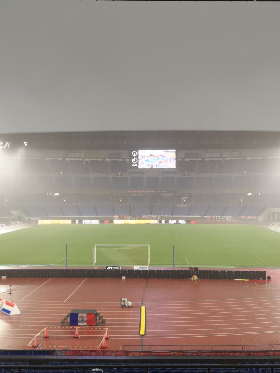 tsys_tt's tweet photo. 試合始まる頃にはこの雨どうにか止んでくれ。
ピッチ田んぼになりませんように… https://t.co/aze9R1dTBX