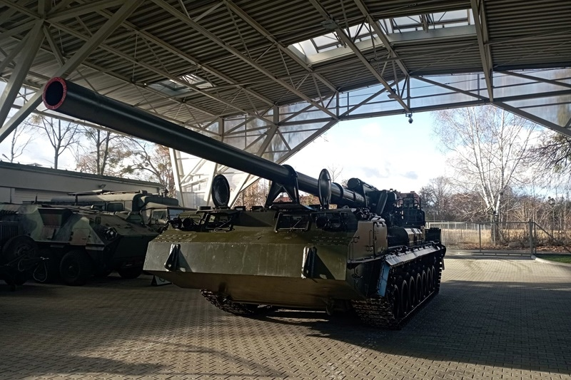 Zbiesu's tweet photo. Ja tak przypomnę, że 2S7, które trafiły na wyposażenie Sił Zbrojnych PRL, były jedynie partią wdrożeniową pochodzącą ze sowieckiego przemysłu.

Docelowo mieliśmy być jedynym państwem UW, który otrzymał zgodę na produkcję armat samobieżnych 203mm w swoim przemyśle. https://t.co/PcJYG46Nah