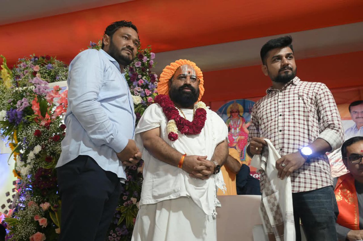 babusinhbjp's tweet photo. “સૌ ને જય દશામાં”
વટવા વિધાનસભા ભાજપ પરીવાર દ્વારા દશામાં ના પવિત્ર વ્રત નિમિત્તે વસ્ત્રાલ ખાતે યોજાયેલ દશામાં હિંડોળા અને મહાઆરતીમાં પ.પૂ શ્રી 1008 મહામંડલેશ્વર શ્રી અખિલેશ્વરદાસજી, મહાનગર અધ્યક્ષ શ્રી પ્રેરકભાઈ શાહ, મેયર શ્રી હિતેશભાઈ બારોટ, https://t.co/BODQU1eO1o