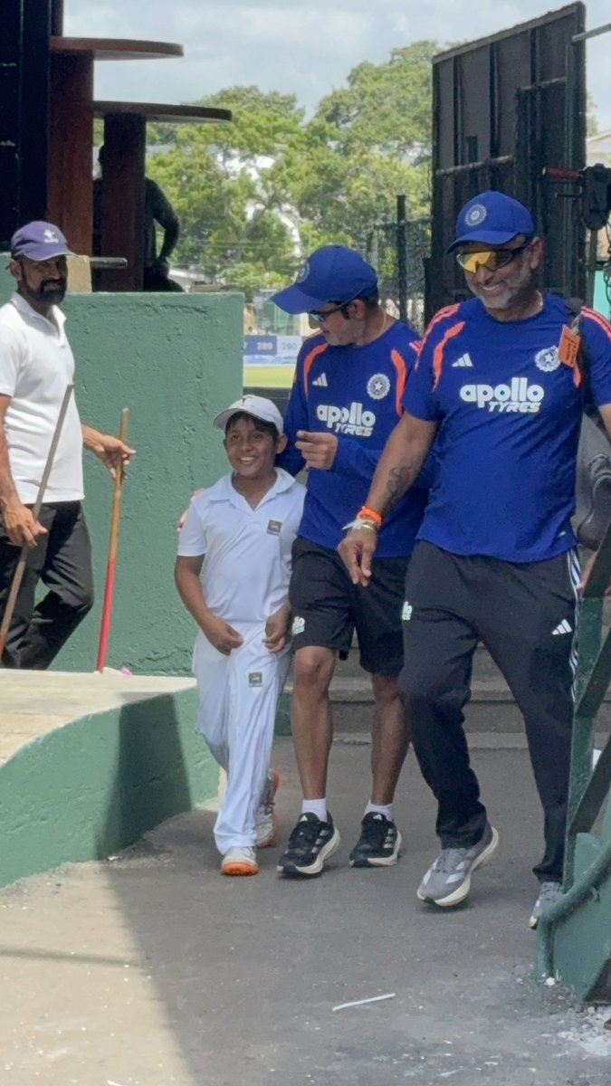 AnkanKar's tweet photo. Head Coach Gautam Gambhir brought a little fan &amp; aspiring Sri Lankan cricketer into India’s nets. ❤️🏏🇮🇳🇱🇰

A special moment for the young fan! #SLvsIND https://t.co/1qjB0qfIsB