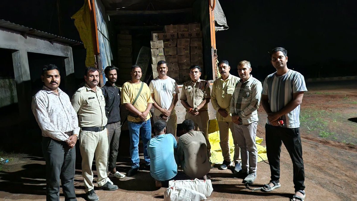 mohdept's tweet photo. सीहोर थाना कोतवाली पुलिस ने मुखबिर की सूचना पर कार्रवाई करते हुए बिलकिसगंज-झागरिया रोड स्थित ग्राम बरखेड़ी के पास 1 ट्रक से 325 पेटी अवैध अंग्रेजी शराब जब्त की। शराब की कीमत करीब 41 लाख रुपए बताई गई है।
@DrMohanYadav51 @SpSehore #SehoreMP https://t.co/ABZufVjEta