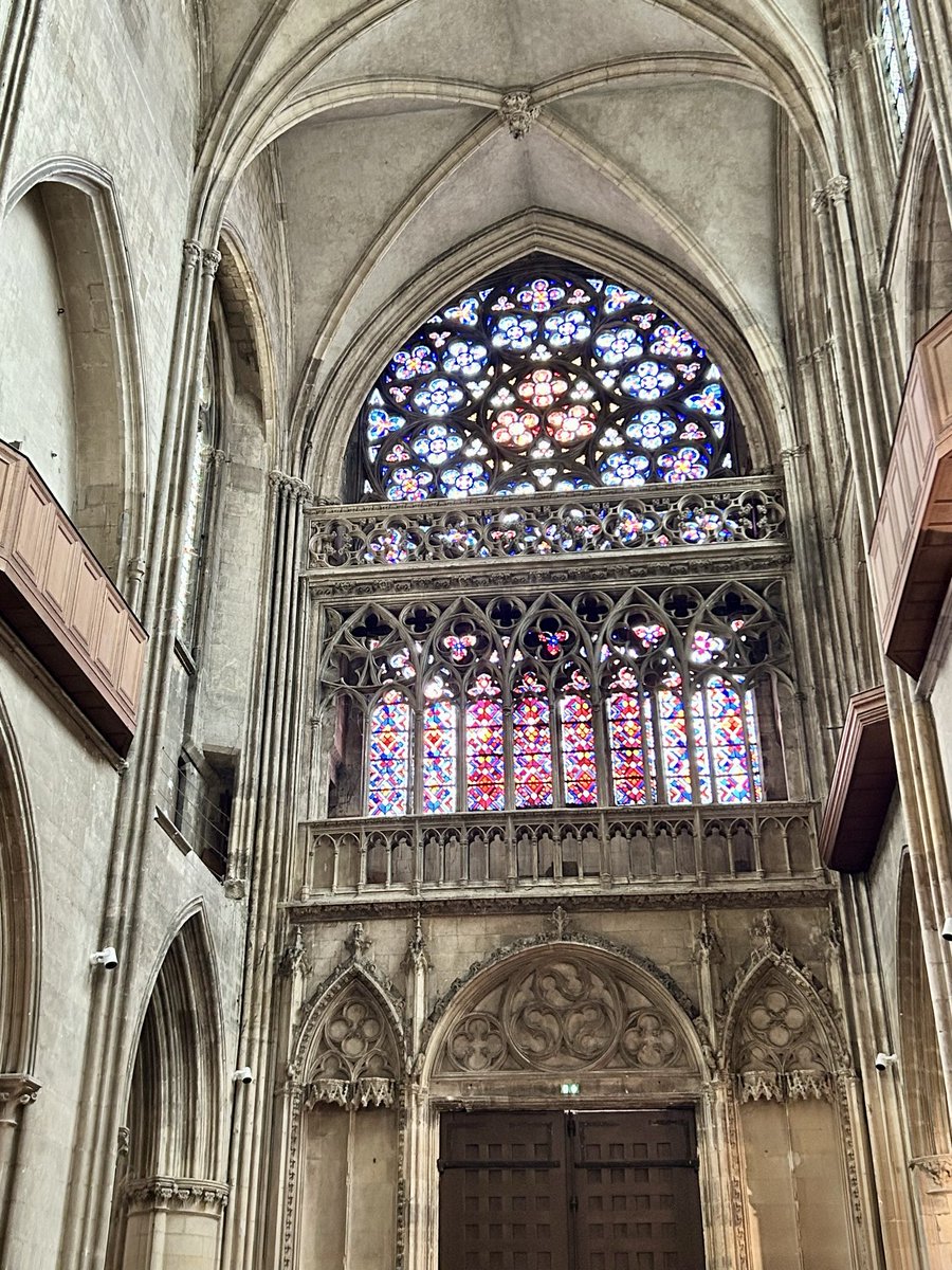 ReveilNoir's tweet photo. Caen, Chiesa di San Pietro. Gotico ovunque e ci si sente a casa perché tutto ricorda le guglie del nostro Duomo 💚 https://t.co/ndy919WOwG