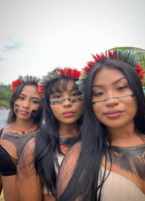 civng19's tweet photo. mum and sisters at the coast ready to welcome the colonizers❤️

#bwc #bleached #wmlf #wmif #wmaf #wmbf #gooner #cuck #cuckson #nsfwtwt https://t.co/7I25sYskBc