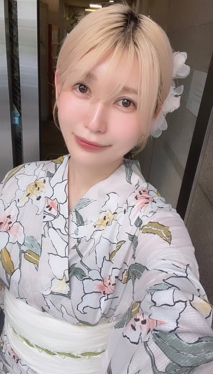 kaoru_enzan's tweet photo. 昔パチモンのイメージだったけど公式っぽいね。栄の広小路通りでお祭りやってるよ！屋台たくさん出てるからみんなもお祭り帰りに煙山でシーシャ吸お⭐︎
いまから化粧する🌽 https://t.co/q4SwIE2pKH