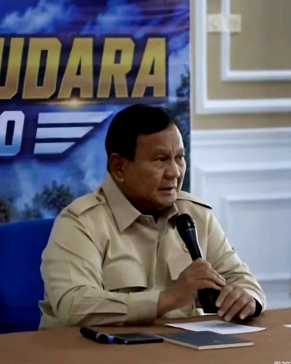 Om_kax's tweet photo. Prabowo tiba di Kalbar, pimpin rapat penanganan karhutla dan Tinjau titik karhutla di Sungai Raya Kalbar https://t.co/VAUTzm7q8E https://t.co/NNFPnHd8y2 https://t.co/OfkLGx6b3E