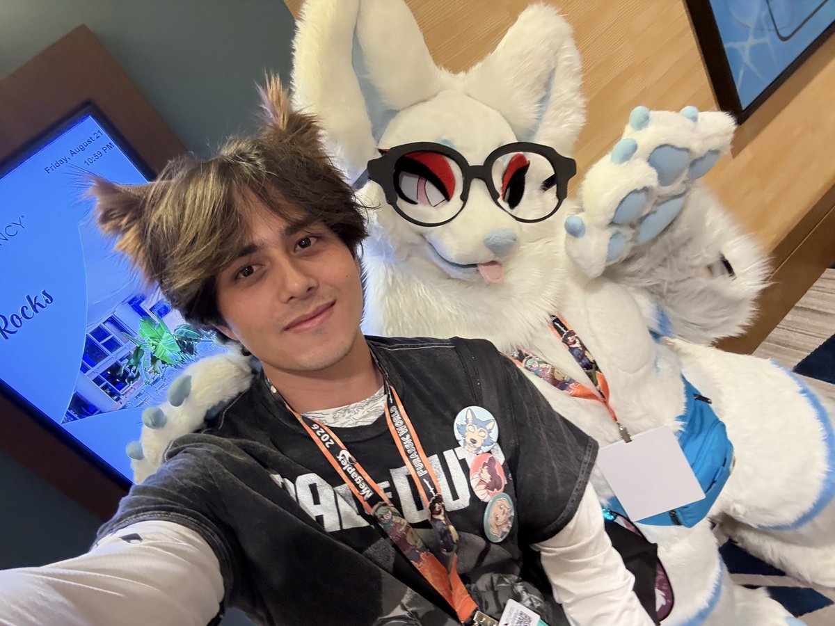 TohuDaFur's tweet photo. It's my first time attending a con and I'm glad to have spotted @MarieAnarchyAD

#megaplex https://t.co/PfT8cLge8d