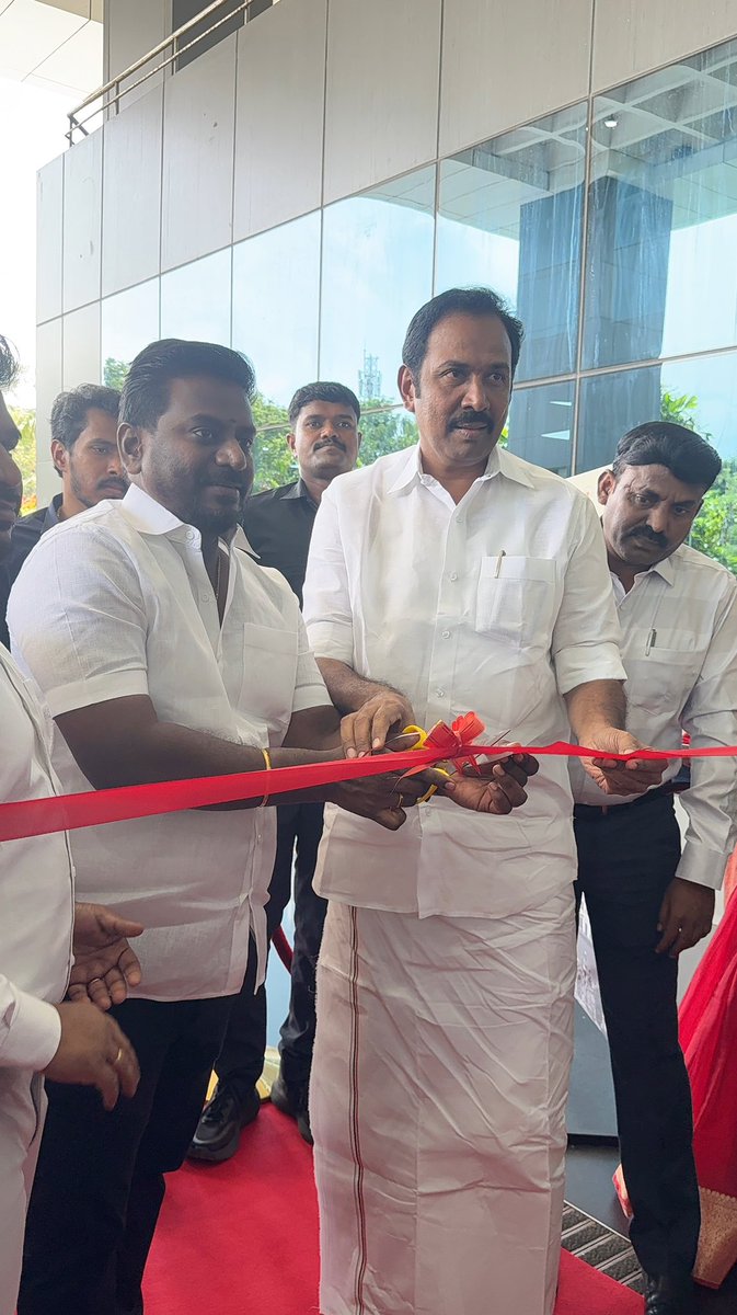 RajeshKumarSMLA's tweet photo. மெட்ராஸ் தினத்தை முன்னிட்டு சுற்றுலாத்துறை சார்பில் அண்ணா நூற்றாண்டு நூலகத்தில் நடைபெற்ற புகைப்படக் கண்காட்சியில் மாண்புமிகு பள்ளிக் கல்வித்துறை அமைச்சர் @imrajmohan அவர்களுடன் கலந்துகொண்டேன். தொடர்ந்து வரலாற்று சிறப்புமிக்க விக்டோரியா அரங்கில் நடைபெற்ற கலை நிகழ்ச்சி மற்றும் விருது வழங்கும் விழாவில் பங்கேற்ற பெருமிதமான தருணங்கள். அனைவருக்கும் சென்னை தின நல்வாழ்த்துகள்! 

#MadrasDay #ChennaiDay #VictoriaHall #AnnaCentenaryLibrary #TamilNaduTourism