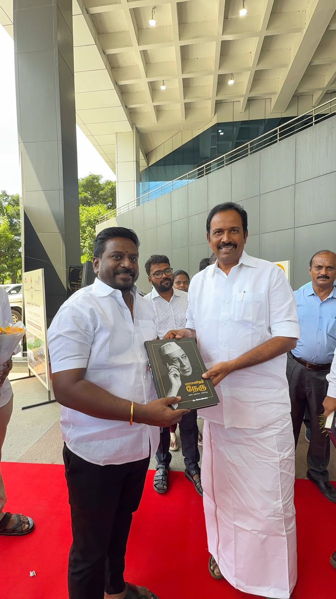 RajeshKumarSMLA's tweet photo. மெட்ராஸ் தினத்தை முன்னிட்டு சுற்றுலாத்துறை சார்பில் அண்ணா நூற்றாண்டு நூலகத்தில் நடைபெற்ற புகைப்படக் கண்காட்சியில் மாண்புமிகு பள்ளிக் கல்வித்துறை அமைச்சர் @imrajmohan அவர்களுடன் கலந்துகொண்டேன். தொடர்ந்து வரலாற்று சிறப்புமிக்க விக்டோரியா அரங்கில் நடைபெற்ற கலை நிகழ்ச்சி மற்றும் விருது வழங்கும் விழாவில் பங்கேற்ற பெருமிதமான தருணங்கள். அனைவருக்கும் சென்னை தின நல்வாழ்த்துகள்! 

#MadrasDay #ChennaiDay #VictoriaHall #AnnaCentenaryLibrary #TamilNaduTourism