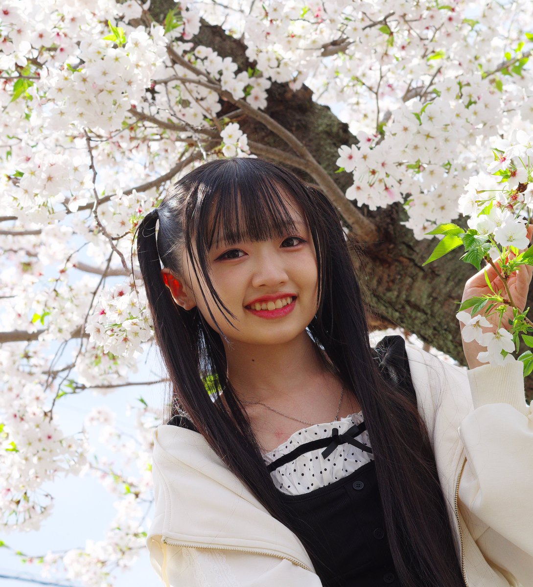 dekozuki's tweet photo. @momonyan0909 ももにゃん（@momonyan0909）雑誌のグラビア風？写真 10
🌸🌸🌸桜満開🌸🌸🌸

本日最終日！「ミクチャレギュラーモデルオーディション」参加中

無料コイン集めて応援➡️https://t.co/y3uLmdgUxt

#ももにゃん 
#アイドル 
#撮影会 
#ミクチャ 
#ミクチャのアイドルももにゃん 
https://t.co/nLsmDV5yJx https://t.co/6IsrpTGBP8