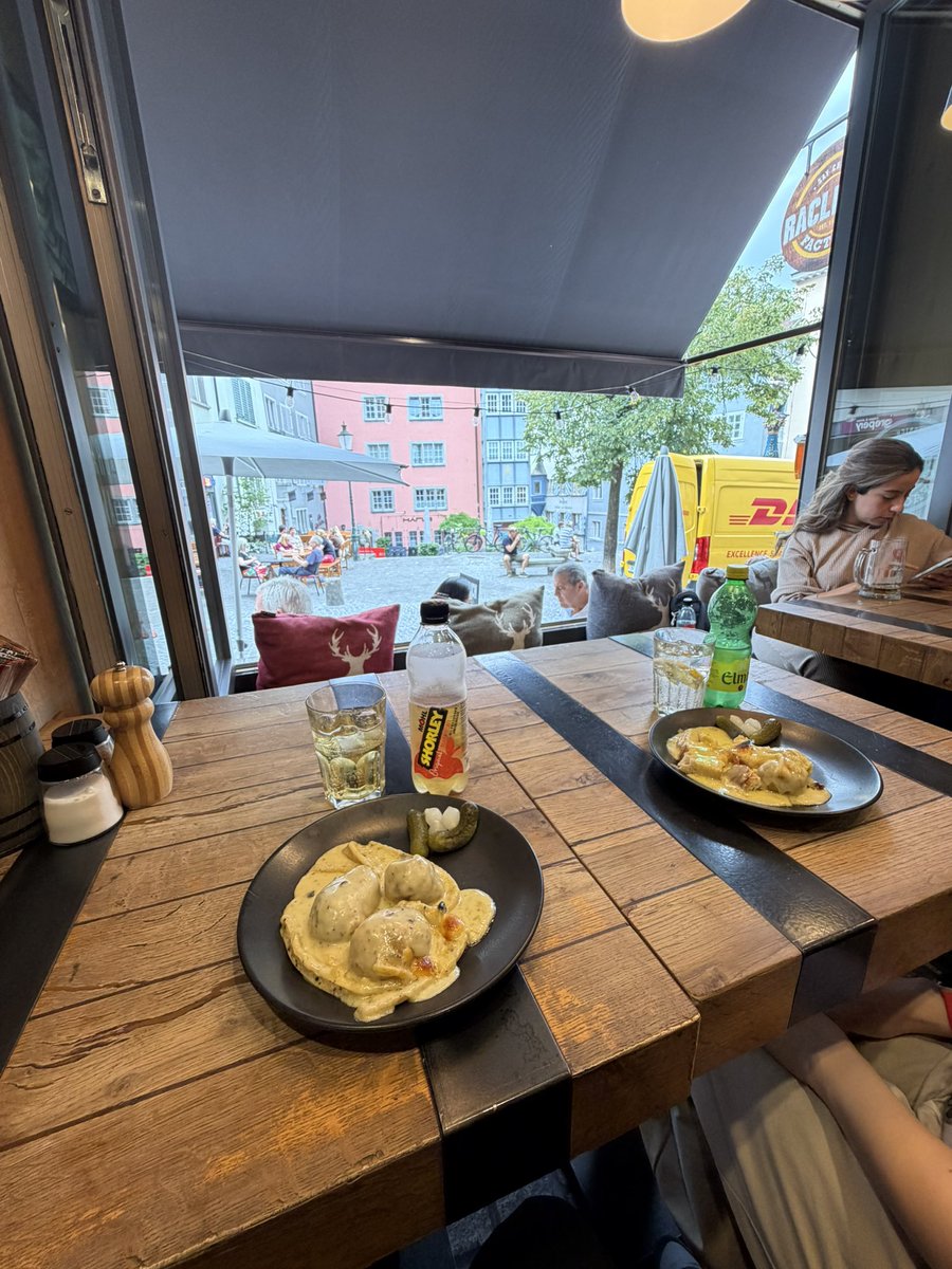 orangewaffle's tweet photo. リマト川の対岸に渡って、ニーダードルフ通りにあるスイス料理屋「Raclette Factory」へ。店名の通り、熱々のとろけるチーズをジャガイモやパンにかけるラクレットが食べられます。ハーフ＆ハーフと、デラックスを注文。前者は王道の味のチーズ、後者はトリュフが練り込まれたチーズ。どちらも美味い！ https://t.co/6H25JaffSl