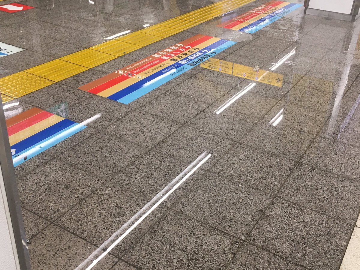 ctkdk105's tweet photo. 都心部は、ゲリラ雷雨が凄いですね。池袋駅山手線の地下5.6番線階段下は侵入した雨水なのか、大きな水溜まりが出来て使用不可になっていました。西武線も雨による速度規制中で激しく雨がラビューに打ち付けます。

#ゲリラ雷雨
#イマソラ https://t.co/naa9RqE0aU