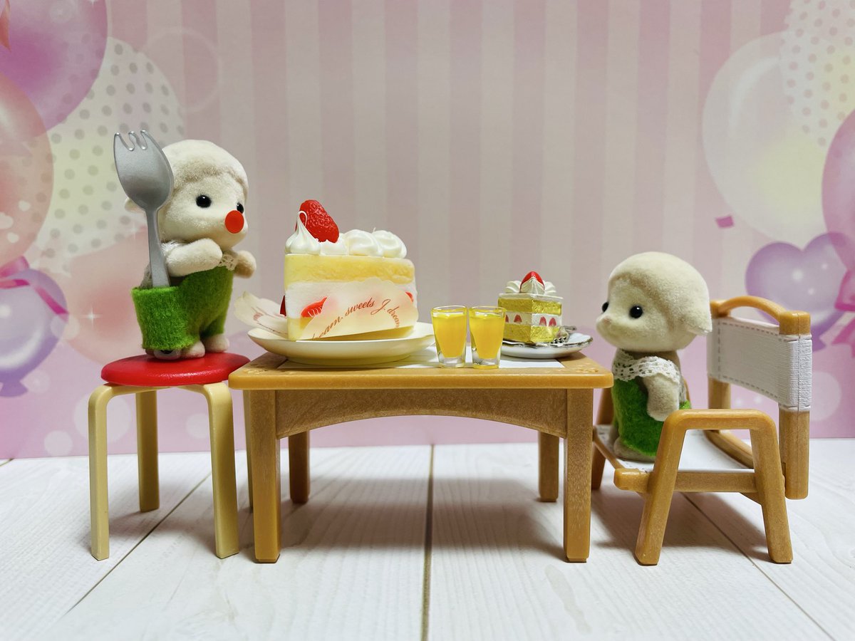 sasako_world's tweet photo. 🐑×2「今日は、おいちいショートケーキが食べたい日🍰」

＃シル活
＃ショートケーキの日 https://t.co/ZrDm14sa7N