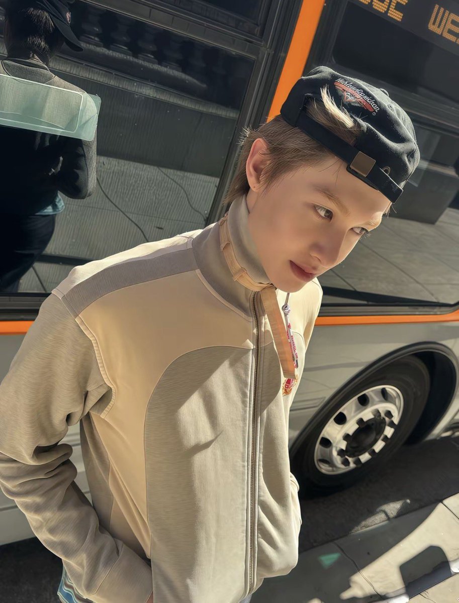 Universeooi's tweet photo. @MARPTINvn MARTIN EDWARDS shines with a rare creative spirit, truly a PRODUCER PRODIGY who turns every note into something unforgettable. ACETIN, your talent and artistry make every moment brighter.

MARTIN WRITES IN STAR LIGHT
#MARTINShinesBright
#PYPD_BIRTHDAY_PARTY
#MARTIN #마틴 https://t.co/kGmg1DAyq1