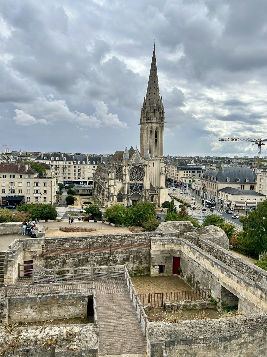 ReveilNoir's tweet photo. La vista su Caen dal Castello medievale, Palazzo di Guglielmo il Conquistatore.
Un parco stupendo al suo interno, sale e mostre spettacolari. Ero sfatta! 💙 https://t.co/T04BaYWppp