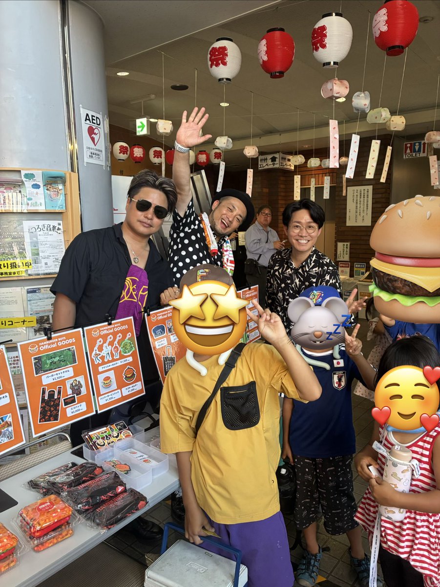 doncyan_man's tweet photo. 江別こども盆踊り
2年連続出演の
我らがハンバーガーボーイズ！！🍔
いや〜今日もカッコよかったなー🤩
やっぱり、やっぱり！
次郎様！次郎様のギターは痺れます🎸

LIVE終了後も快く写真を撮っていただき
御三方の懐の深さに感服いたしました！
 #ハンバーガーボーイズ https://t.co/ZzHXsdET2q