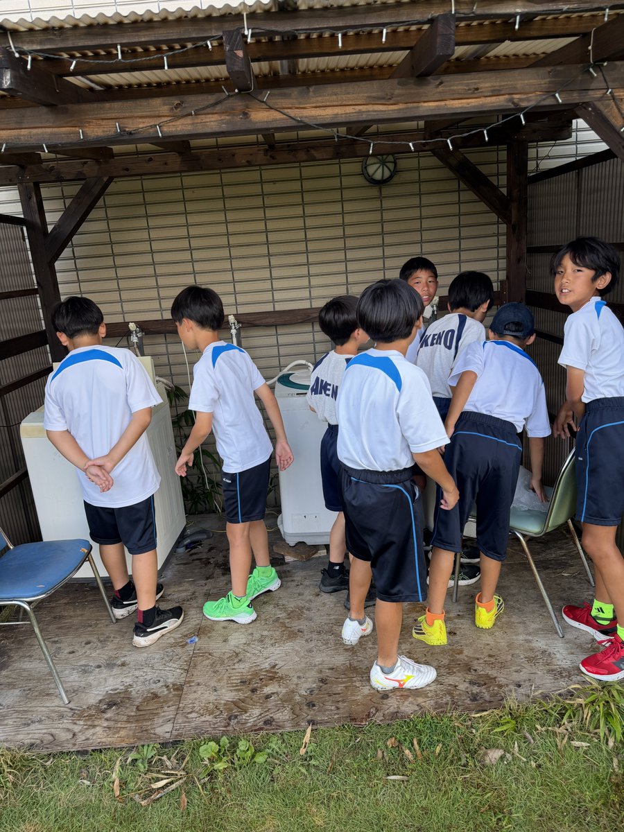 makabejr2012's tweet photo. 2026 夏合宿 vo.4
昨年もお世話になった宿舎
いつも親にやってもらってる事を、全員で共有
感謝してもらいたい。
濡れたスパイクもなんとか乾燥機が確保
この世代は何度かの宿泊を経験してるので、スムーズ
が…
やはり布団はセナ先生の指導が必要でした😅
さぁ、時間ができたのでお楽しみに出発 https://t.co/Ia0zgc4pdN