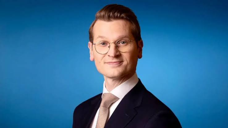 EelcoHoecke's tweet photo. Ik zie een nieuwe carrièremogelijkheden voor Jaimy van Essen! 

Daar richt hij minder schade aan en hij zal zich thuis voelen bij de politiek correcte deugende BBC! https://t.co/LV5mgcPrNu
