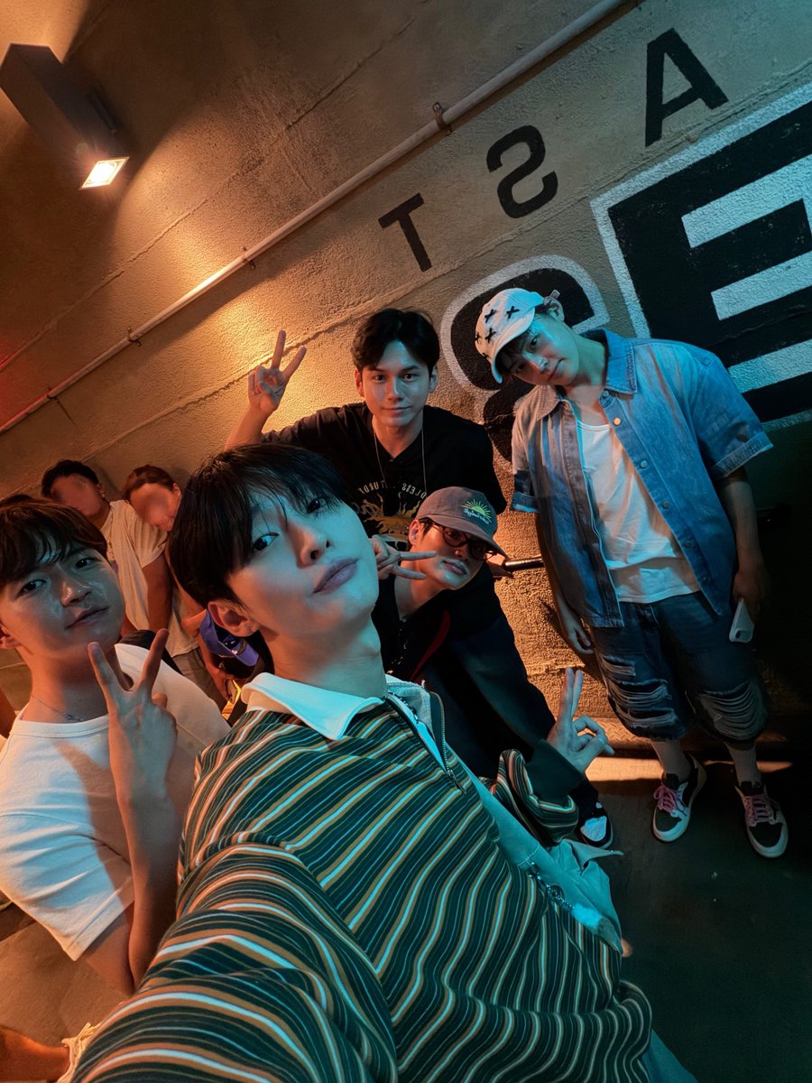 WANNABOND's tweet photo. 260822 Jisung Instapost with members 🙌🏼 #윤지성 #옹성우 #김재환 #하성운 #이대휘 

#WANNABOND #WannaOne #워너원 https://t.co/196gwyDW5V