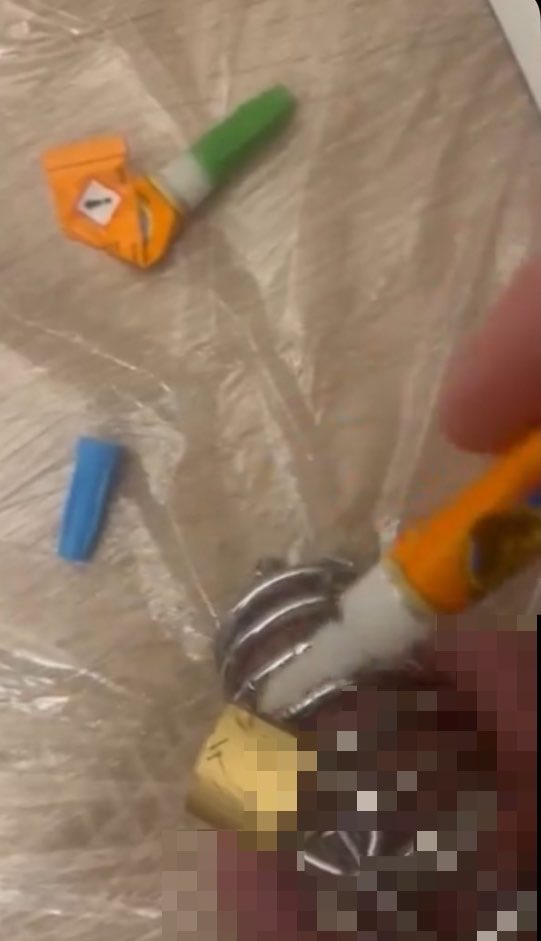 YasminaSabrina2's tweet photo. 3 tubes of superglue onto his chastity cage 😂😂😂😂😂😂😂who thinks we should make him superglue a latex maid dress on and do the food shopping in it? 😂😂😂😂

Each comment is an extra hour he needs to spend outside with the dress on 😜

Every like is an extra bottle of superglue added 🔥

Every retweet is the tax he owes me 🫰🏽😈