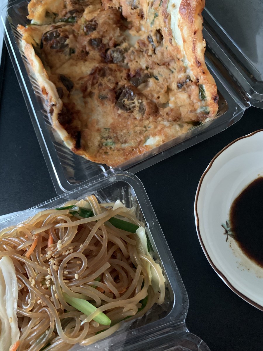 yukkeyc's tweet photo. 久しぶりにコリアンタウン行ってきた
麦の家のキンパとこんにゃくのチヂミ
駅前の商店街でチャプチェとトックをゲット
一番買うつもりのものを忘れてきた😇 https://t.co/4ClV6yK1r3