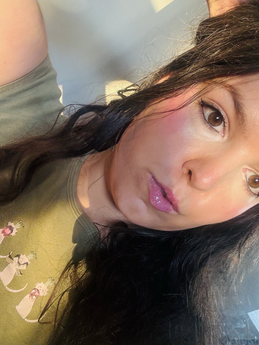 soph__88's tweet photo. 🌅#makeup #rhode #fentybeauty https://t.co/jSgCYznFnh