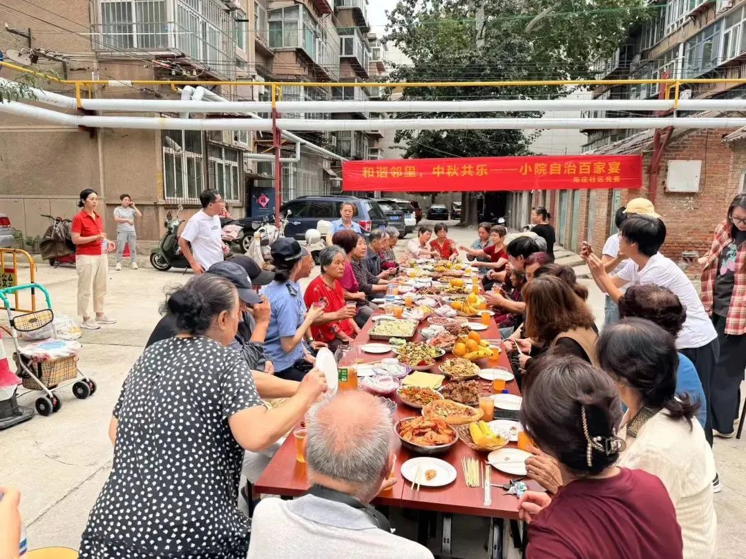 qndrh88's tweet photo. Hola vecinos! Este sábado hacemos una pequea reunión en el portal 3 para compartir galletas y charlar. Todos son bienvenidos, traed vuestras ganas de pasar un buen rato!， https://t.co/bqfNmfmsBC