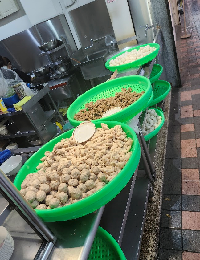 Miga_Chen's tweet photo. 永富魚丸店門口還有賣各種手工丸子，當地人都是一大包一大包地買回去⚪ 🛍️

在用餐時，看到一位爺爺來買好多包丸子👨‍🦳🛍️
其實我也很想買手工丸子當伴手禮，可惜回程時沒有時間再過來，得把握當下好好享受眼前這碗好吃的招牌羹麵🥹⚪🍜 https://t.co/CmHtPhITL3