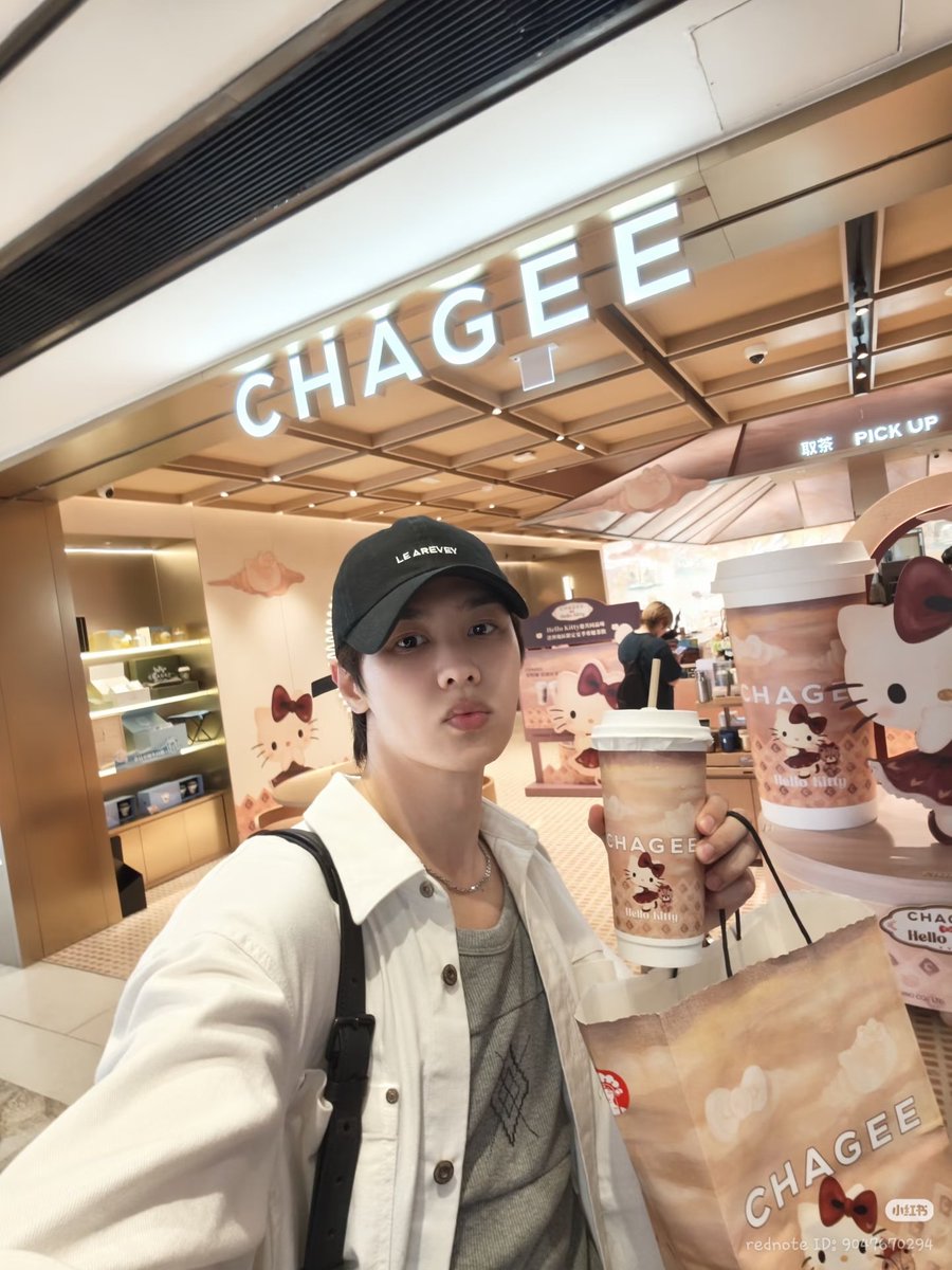 dailykunxd's tweet photo. 260822 #Kun xhs update

陪我走走吧 可以吗？
又来维港咯
🔗 https://t.co/TOWllo8RYN

1/3

#쿤 #钱锟  #クン #QIANKUN  
#WayV #威神V #웨이션브이 https://t.co/IqPmbUNgog