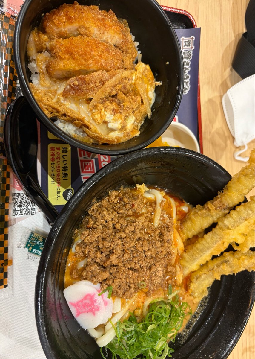 rumina_nya's tweet photo. 一昨日、初めての資さんうどん✨️
多すぎて撃沈🫠

昨日、提供されて驚きバカデカとんかつ🐷
無事死亡😇 https://t.co/nSzg9pE1md