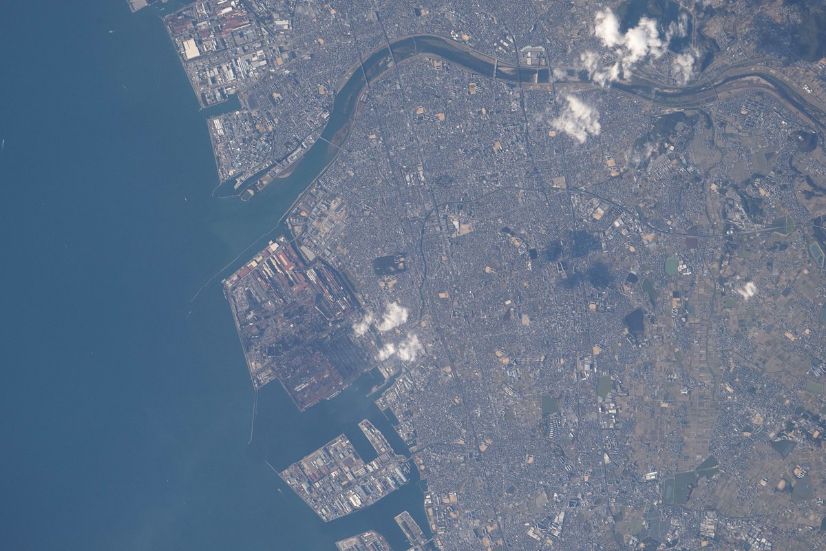 Astropics_bb's tweet photo. ISS（国際宇宙ステーション）から撮影されたこちらの画像、どこを写したものかわかるでしょうか。

地元の方はすぐにわかると思います。ただ画像の上が北にはなっていません。

2025年11月22日（日本時間）、焦点距離1120mmの超望遠で撮影。

長押しで4Kで見られます。

答えはリプライのリンク先記事をご覧ください。

Image courtesy of the Earth Science and Remote Sensing Unit, NASA Johnson Space Center