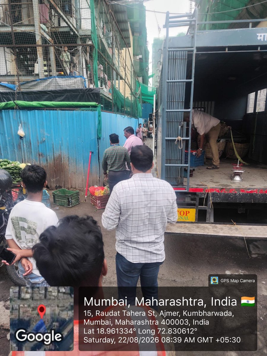 mybmcWardC's tweet photo. या मोहिमेद्वारे पदपथांवरील अनधिकृत फेरीवाले, अतिक्रमणे, बांधकाम साहित्य, कचरा तसेच पादचाऱ्यांच्या सुरक्षित, सुलभ आणि अडथळा ठरणारे सर्व अडथळे हटविण्याची कार्यवाही करण्यात आली. (२/२)

#PedestrianFirst 
#MyBMCUpdate https://t.co/7FCdADRrWT