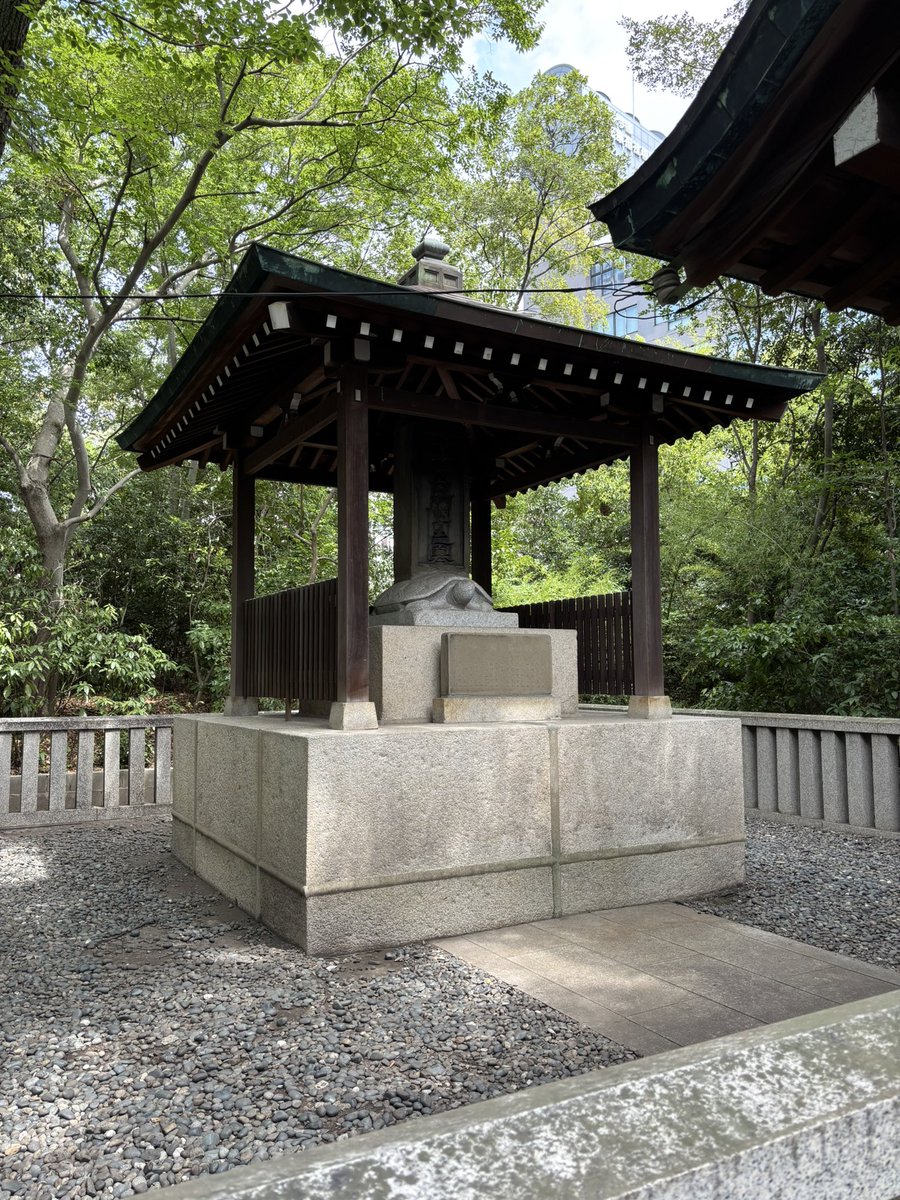 senjin_556's tweet photo. 湊川神社へ参拝しました！
楠木正成公のお墓に訪問しました！
とても立派なお墓でした！

#湊川神社 #楠木正成 #大楠公 #神戸 #神戸駅 https://t.co/iZzcsu0wFb